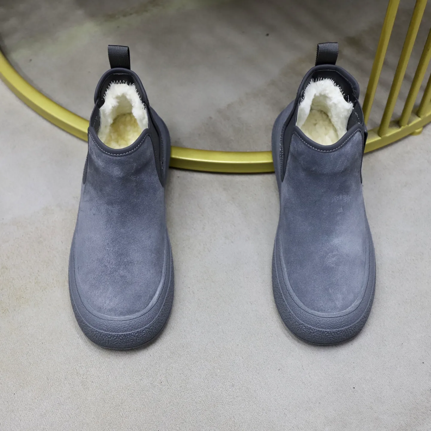 Ex-factory price: 580💰Thick wool imported from Australia Brand: UGG genuine purchase Size: 39-44 Grade: Official website 1:1 Material: First layer of genuine leather waterproof and anti-freeze upper Real wool lining Original non-slip soft wear-resistant outsole Style category: Men's casual shoes Trendy style Comfortable on the feet Color: Official website color synchronization